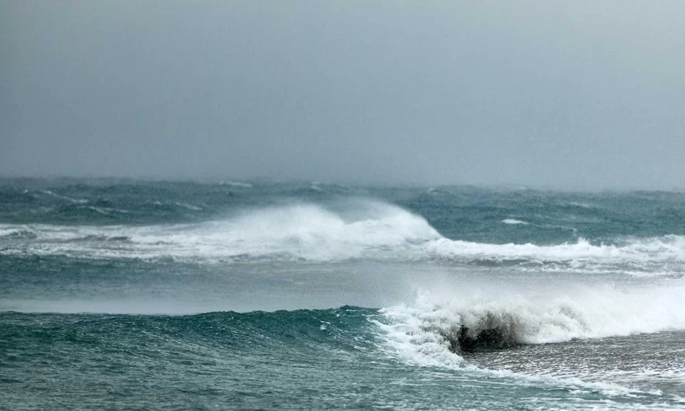 Και ο καιρός ξανατρελάθηκε: Αύριο 38άρια και μποφόρ – Πού θα ρίξει χαλάζι